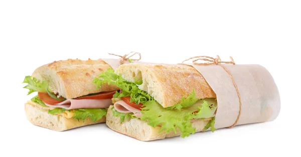 Leckere Sandwiches mit Schinken isoliert auf weiß — Stockfoto