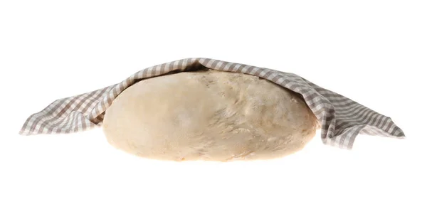 Syrové těsto na pečivo pokryté ubrouskem izolovaným na bílém — Stock fotografie