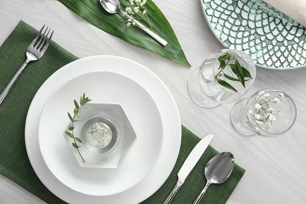 Elegante ambiente festivo en mesa de madera blanca, puesta plana — Foto de Stock