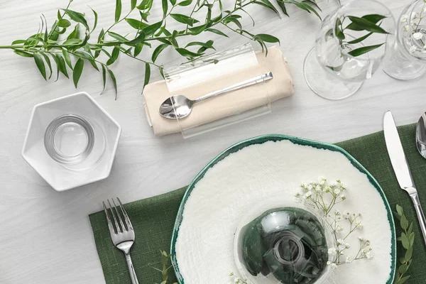 Elegante cornice festosa su tavolo in legno bianco, posa piatta — Foto Stock