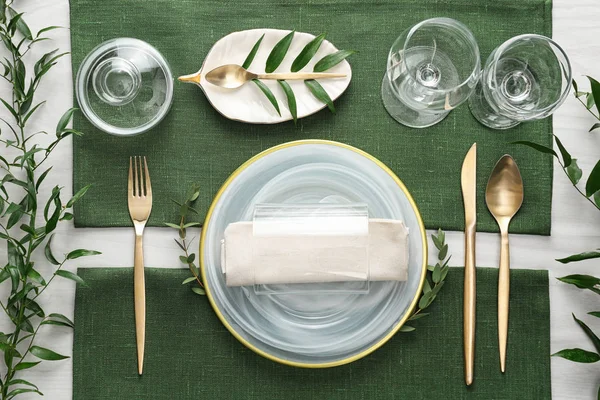 Elegant festlig dukning på vitt träbord, platt liggunderlag — Stockfoto