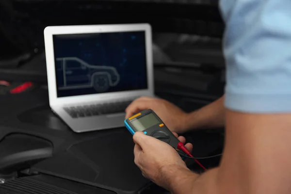 Mechanic Laptop Doing Car Diagnostic Automobile Repair Shop Closeup — 스톡 사진