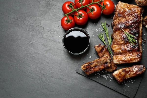 Deliciosas Costillas Parrilla Mesa Negra Puesta Plana Espacio Para Texto — Foto de Stock