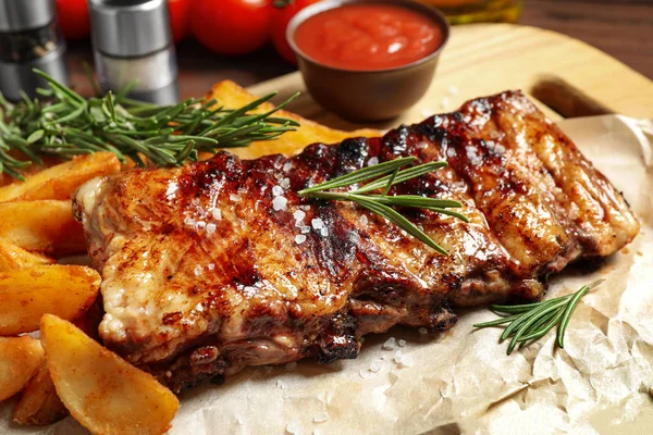 Heerlijke gegrilde ribben en garnering, close-up zicht — Stockfoto