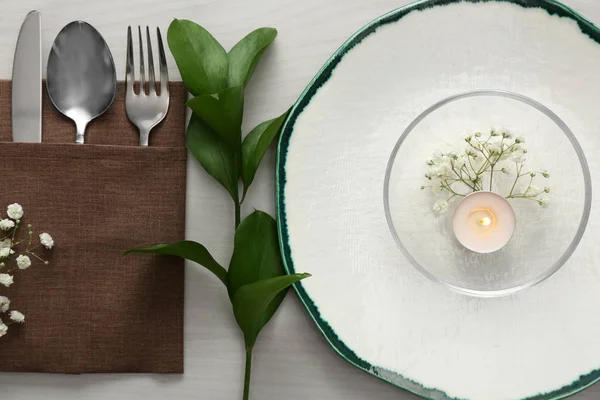 Elegante Tischdekoration mit grünen Pflanzen auf weißem Holzhintergrund — Stockfoto