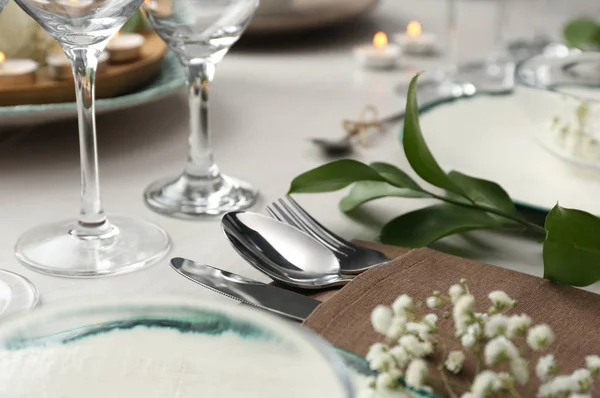 Couverts élégants avec des plantes vertes sur la table, gros plan. Ensemble festif — Photo