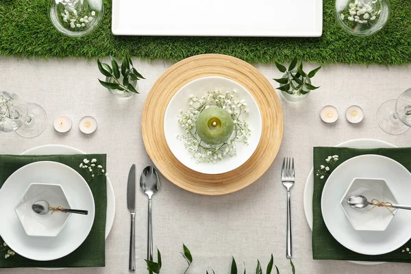 Elegant dukning med gröna växter på ljust tyg, platt liggunderlag — Stockfoto