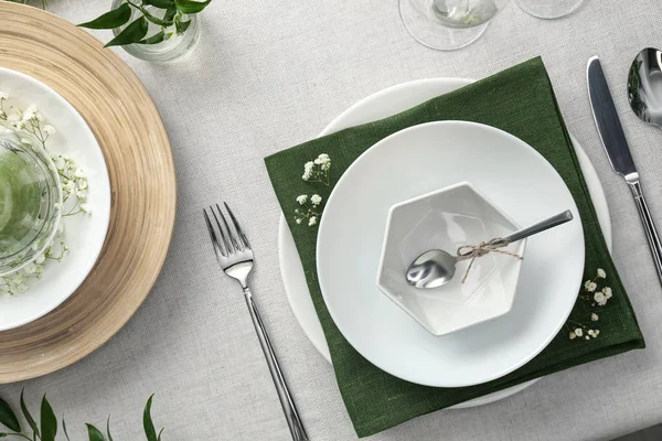 Eleganckie ustawienie stołu z zielonymi roślinami na jasnym materiale, płaskie układanie — Zdjęcie stockowe