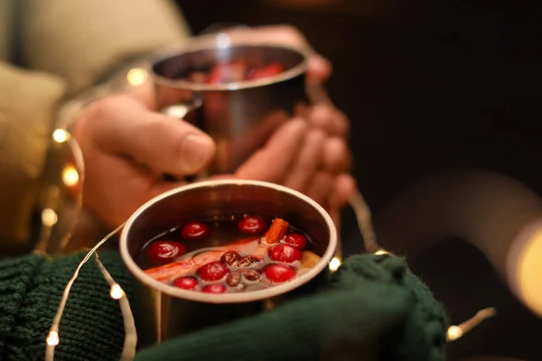 Casal com xícaras de vinho quente saboroso, close-up — Fotografia de Stock