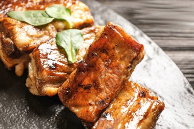 Masada nefis ızgara pirzola servisi, yakın plan.