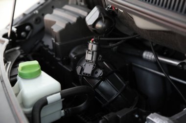 Modern arabadaki motor bölmesinin yakın görüntüsü
