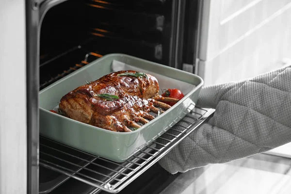 Chef Tomando Deliciosas Costillas Asadas Del Horno Primer Plano — Foto de Stock