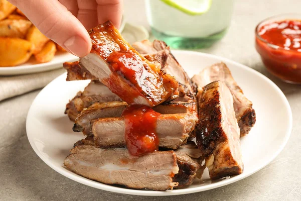 Woman Grilled Ribs Light Grey Table Closeup — Stock Photo, Image