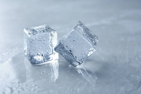 Cubos Gelo Cristalinos Com Gotas Água Mesa Cinza — Fotografia de Stock