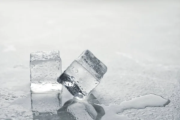 Metal Yüzeyine Damlayan Kristal Berrak Buz Küpleri Metin Için Boşluk — Stok fotoğraf