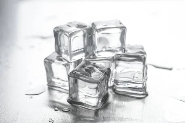 Kristallklara Isbitar Med Vattendroppar Metallytan Närbild — Stockfoto