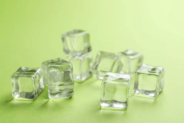 Cubos Hielo Cristalinos Sobre Fondo Verde Claro —  Fotos de Stock