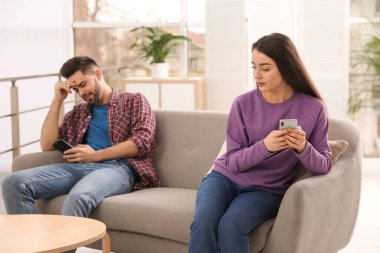 Genç çift birlikte vakit geçirmektense akıllı telefonları tercih ediyor. 