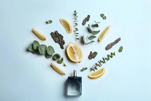 Bella composizione con bottiglia di profumo, limone, corteccia d'albero a — Foto Stock