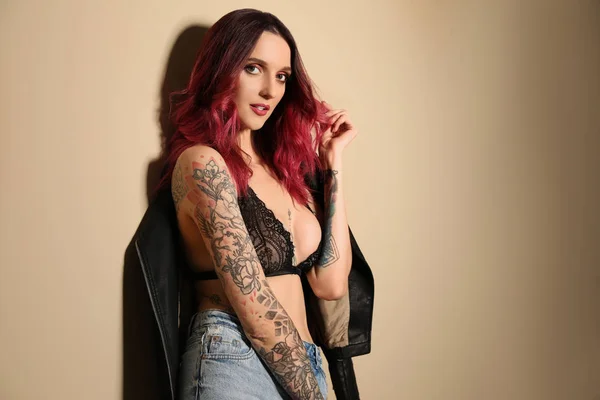 Mulher Bonita Com Tatuagens Corpo Contra Fundo Bege — Fotografia de Stock