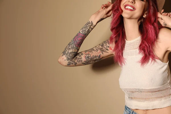 Bella Donna Con Tatuaggi Sulle Braccia Sfondo Beige Primo Piano — Foto Stock