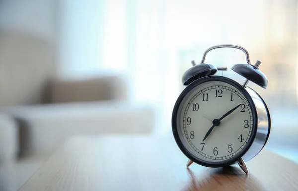 Relógio Despertador Mesa Madeira Casa Hora Manhã — Fotografia de Stock