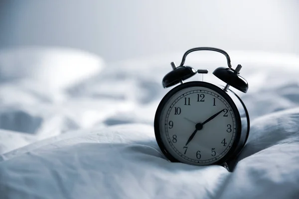 Reloj Despertador Cama Espacio Para Texto Hora Mañana — Foto de Stock