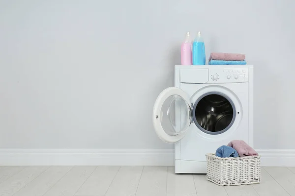 Modern mosógép halom törölközők, mosószerek és Laun — Stock Fotó