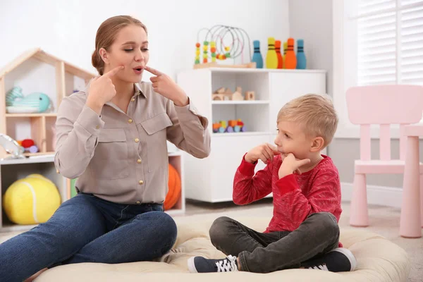 Terapeuta del habla trabajando con un niño en la oficina —  Fotos de Stock