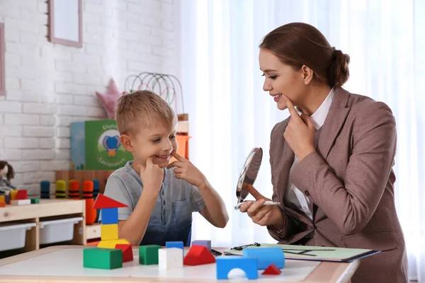 Terapeuta del habla trabajando con un niño en la oficina —  Fotos de Stock