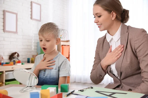 Terapeuta del habla trabajando con un niño en la oficina — Foto de Stock