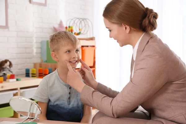 Terapeuta del habla trabajando con un niño en la oficina — Foto de Stock