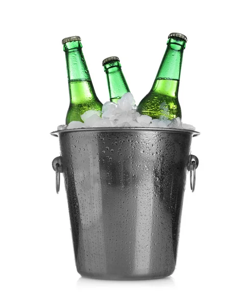 Cerveza en cubo de metal con hielo aislado en blanco — Foto de Stock