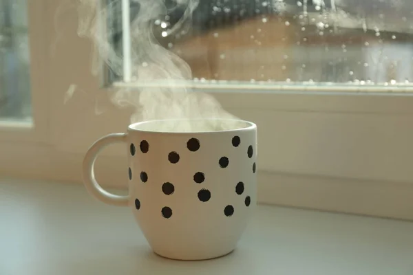 Copo Bebida Quente Perto Janela Dia Chuvoso — Fotografia de Stock