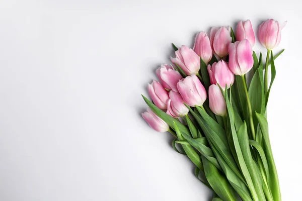 Mooie roze lente tulpen op witte achtergrond, bovenaanzicht — Stockfoto