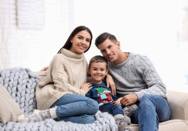 Küçük oğlu evde birlikte vakit geçiren mutlu bir aile. Kazan.