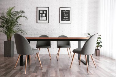 Modern yemek odasının içi şık mobilyalarla dolu.