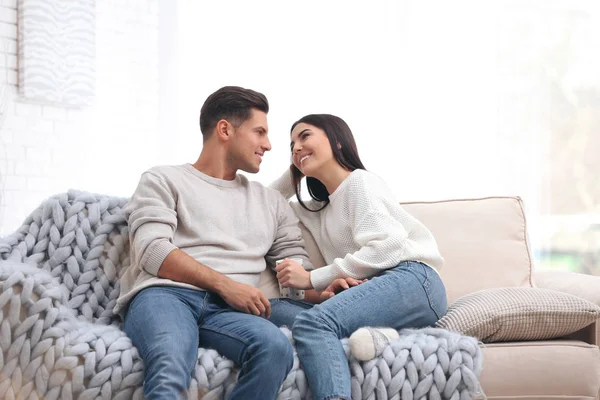 Un couple heureux passe du temps ensemble à la maison. Vacances d'hiver — Photo