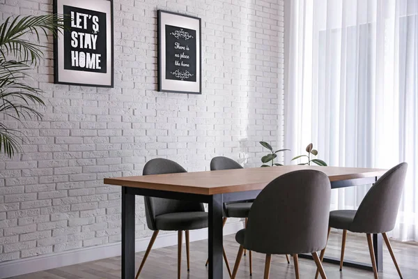 Intérieur moderne de la salle à manger avec mobilier élégant — Photo