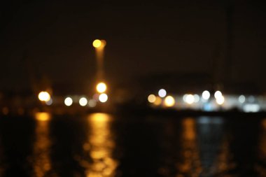 Gece iskele görüşü bulanık. Bokeh etkisi