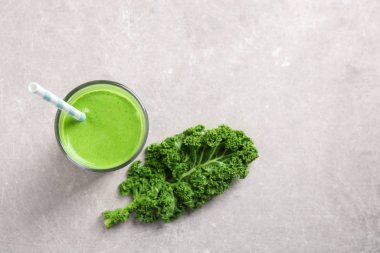Lezzetli lahana püresi açık gri mermer masa, düz uzanmış