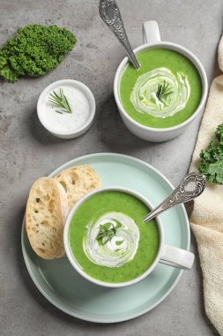 Gri masada servis edilen lezzetli lahana çorbası.