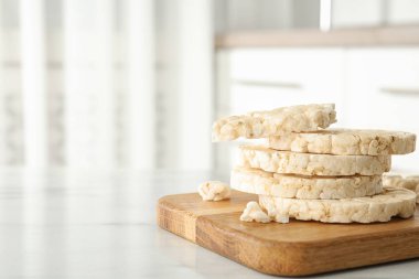 Beyaz mermer masada pirinç kekleri. Metin için boşluk