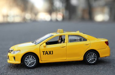 Şehir caddesinde sarı taksi modeli.