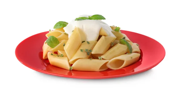 Sabrosa pasta con salsa y albahaca aislada sobre blanco — Foto de Stock