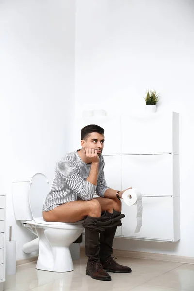 Homme Avec Rouleau Papier Assis Sur Bol Toilette Dans Salle — Photo