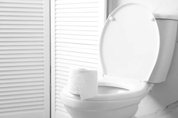 Novo Rolo Papel Vaso Sanitário Banheiro — Fotografia de Stock