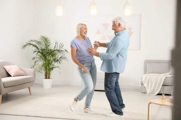 Gelukkig Volwassen Paar Dansen Samen Woonkamer — Stockfoto