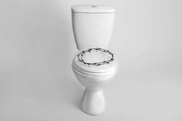 Туалетна Чаша Колючим Дротом Білому Тлі Концепція Геморою — стокове фото