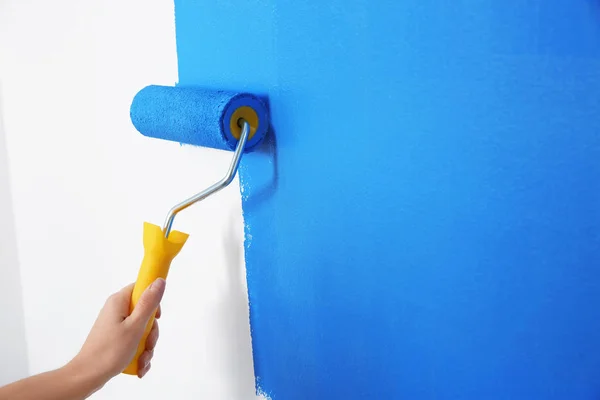 Woman Painting White Wall Blue Dye Closeup Interior Renovation — Stock Photo, Image